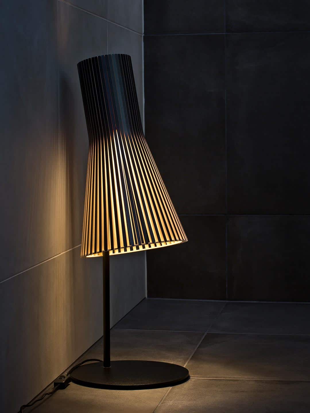 Черная настольная лампа для современного интерьера Secto 4220