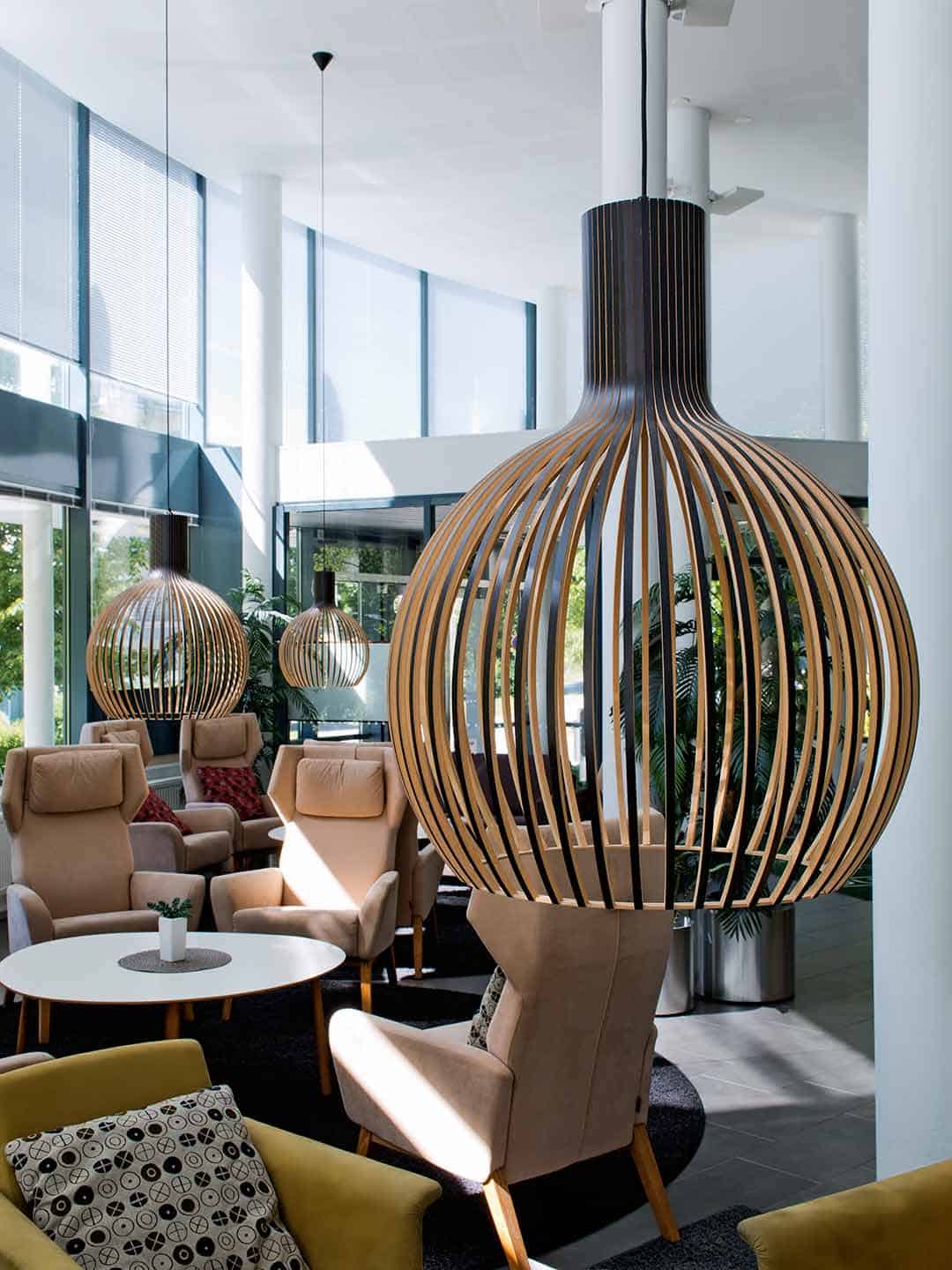 Деревянный подвесной светильник для лобби отеля Secto Octo