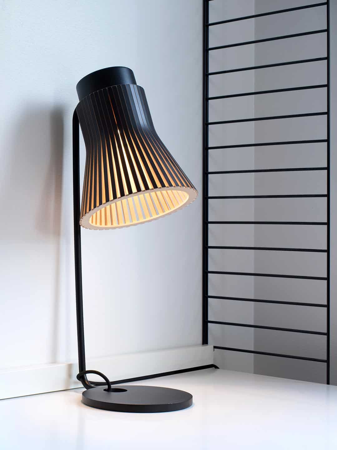 Черная настольная лампа с деревянным абажуром Secto Petite