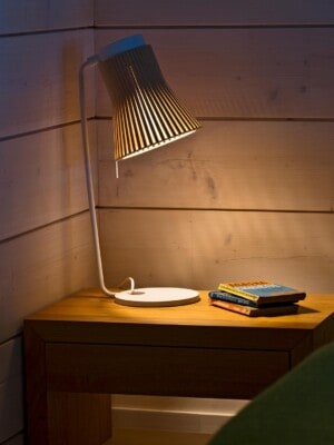 Стильная настольная лампа для загородного дома Secto Petite