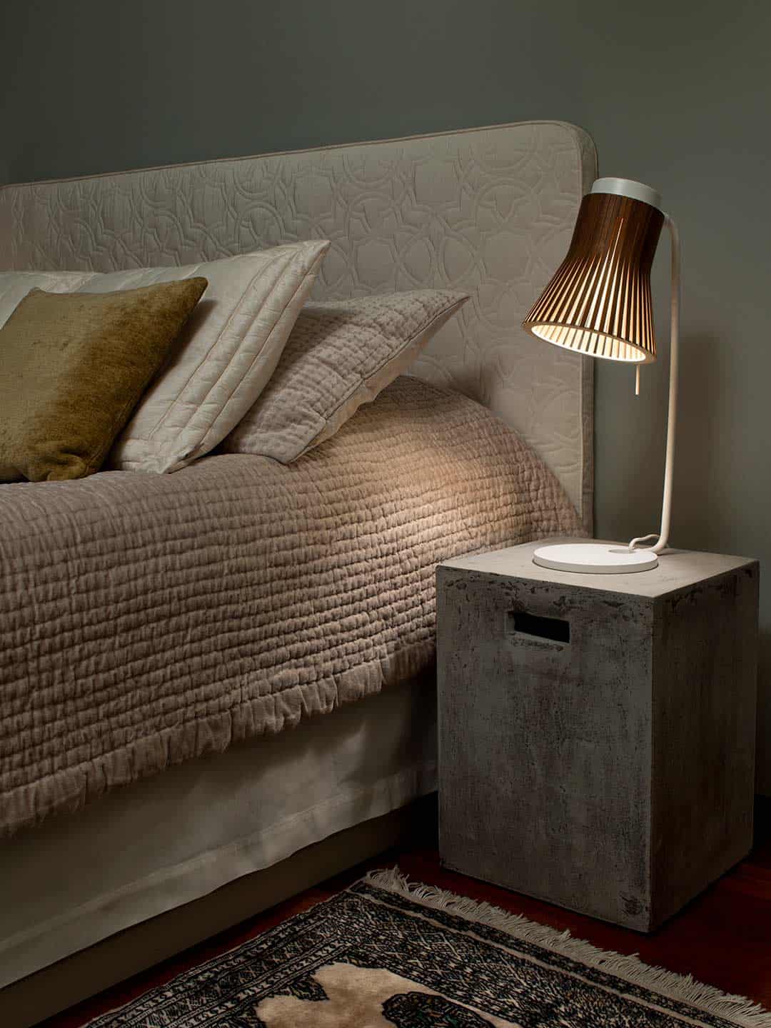 Деревянная лампа для уютной спальни Secto Petite