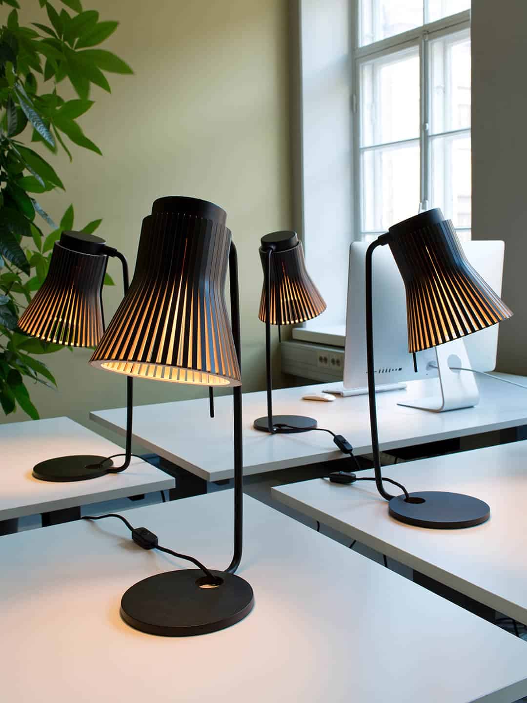 Дизайнерская настольная лампа для офисного рабочего места Secto Petite