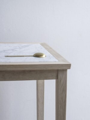 Кофейный столик Sibast №1 из натуральной древесины дуба на сером фоне