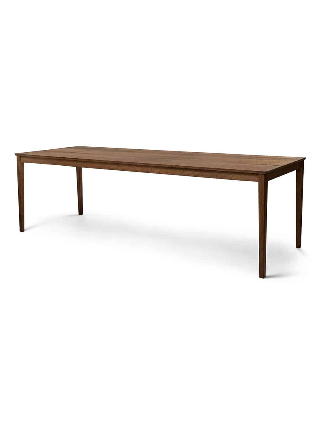 Обеденный стол Sibast №2 из массива древесины, покрытой темным маслом, на белом фоне