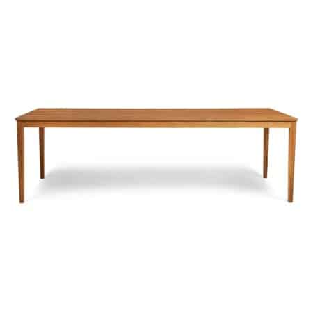 Обеденный стол Sibast №2 из натуральной древесины, покрытый натуральным маслом, на белом фоне