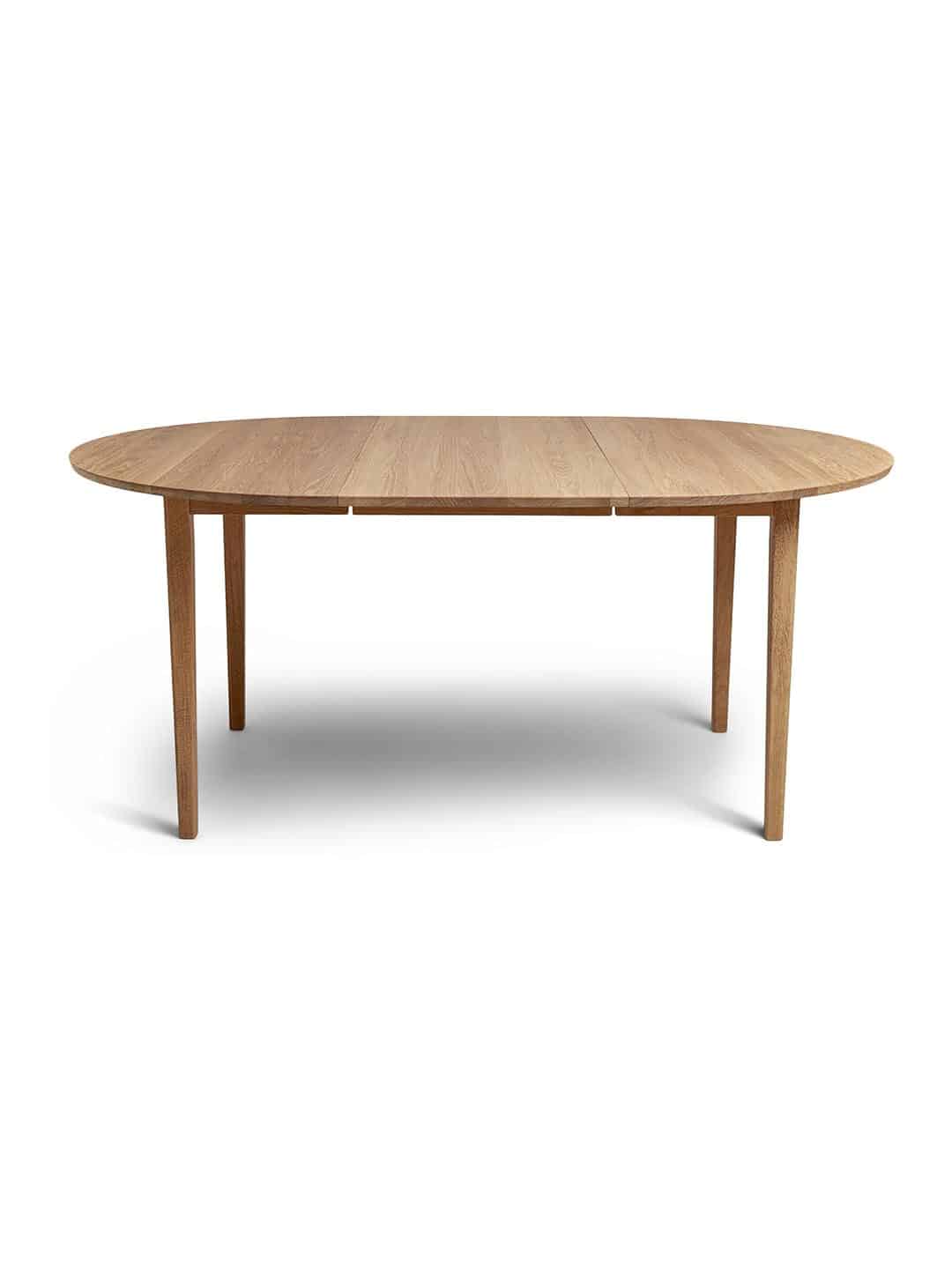 Обеденный стол Sibast №3 из натуральной древесины, покрытой белым маслом, с одной дополнительной секцией на белом фоне
