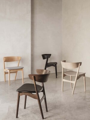 Дизайнерские обеденные стулья Sibast №7 в светлом помещении