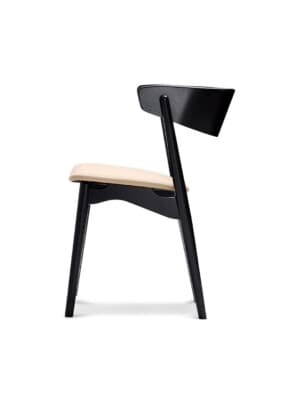 Дизайнерский обеденный стул Sibast №7 черный дуб/кожа spectrum honey на белом фоне