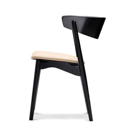 Дизайнерский обеденный стул Sibast №7 черный дуб/кожа spectrum honey на белом фоне