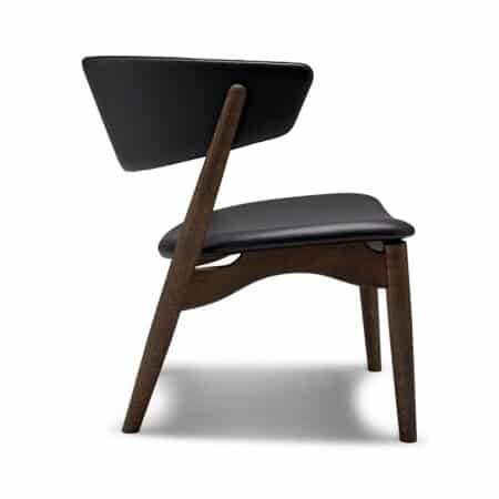 Стильное кресло Sibast №7 темный дуб/кожа nevada black на белом фоне