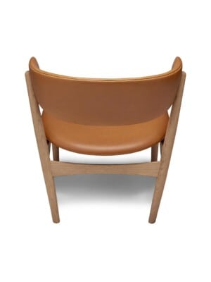 Скандинавское кресло Sibast №7 дуб, покрытый белым маслом/кожа silk250 коньячного цвета на белом фоне