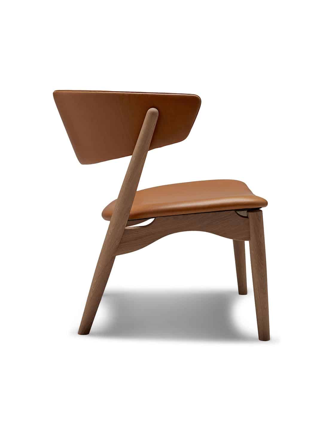 Дизайнерское кресло Sibast №7 дуб, покрытый белым маслом/кожа silk250 коньячного цвета на белом фоне