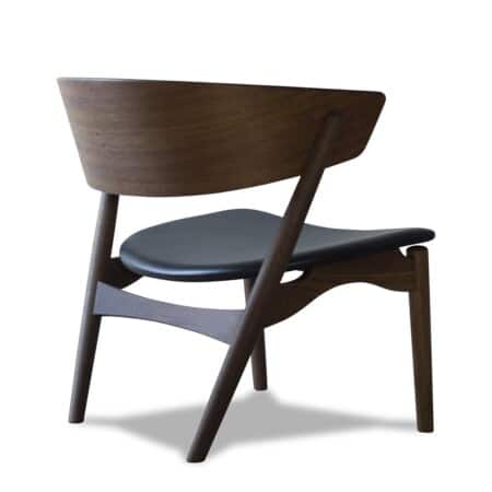 Дизайнерское кресло Sibast №7 дымчатый дуб/кожа victory black на белом фоне
