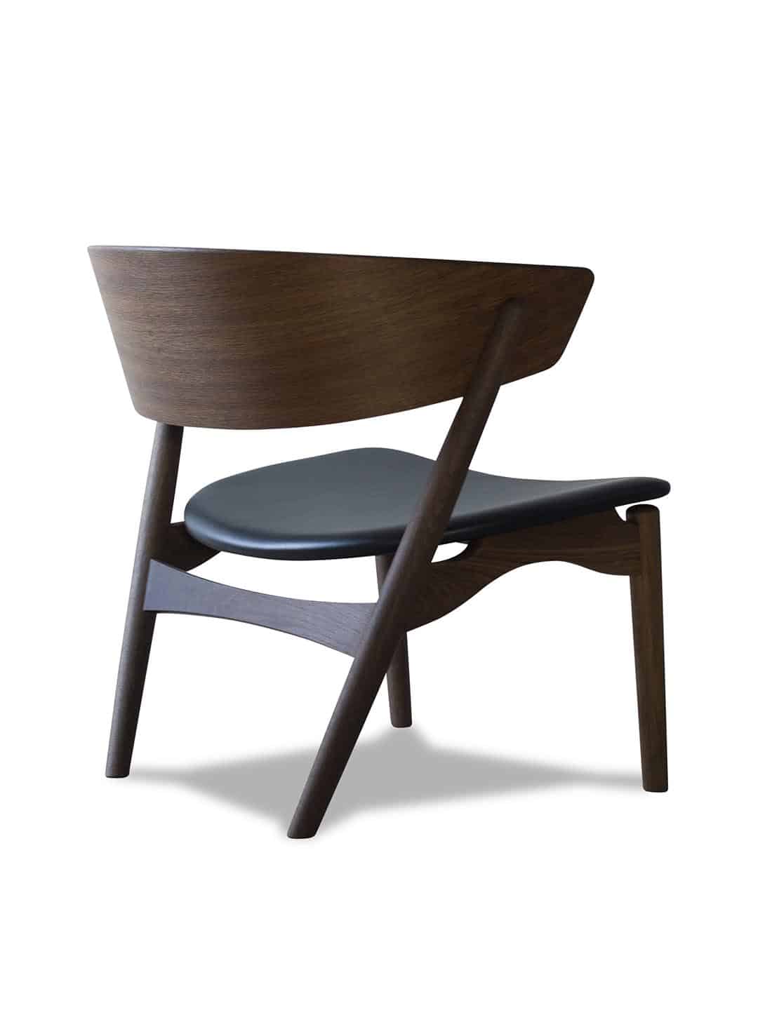 Дизайнерское кресло Sibast №7 дымчатый дуб/кожа victory black на белом фоне