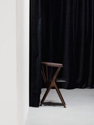 Обеденный стул Sibast №8 из массива дерева на темном фоне
