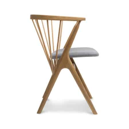 Дизайнерский обеденный стул Sibast №8 дуб, покрытый натуральным маслом/светло-серая шерсть на белом фоне