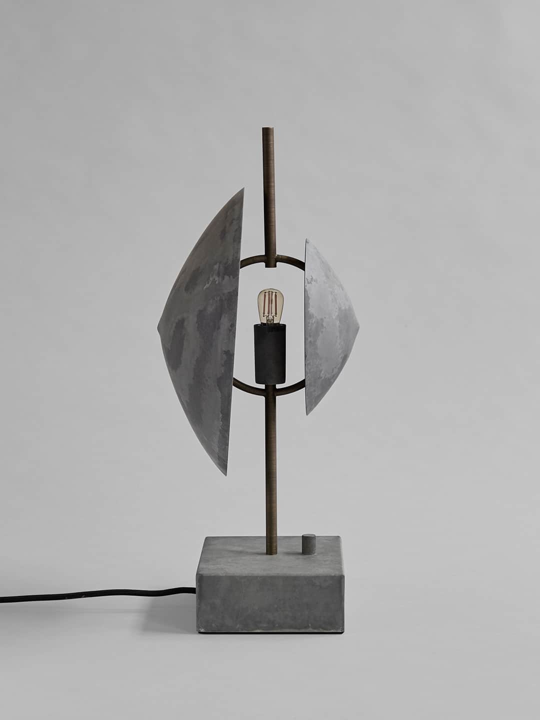 Скульптурная настольная лампа из алюминия 101Copenhagen Dusk