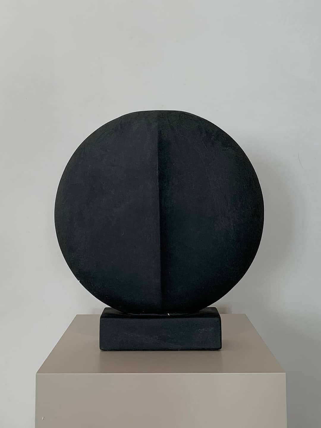 Черная круглая ваза в скандинавском стиле 101Copenhagen Guggenheim