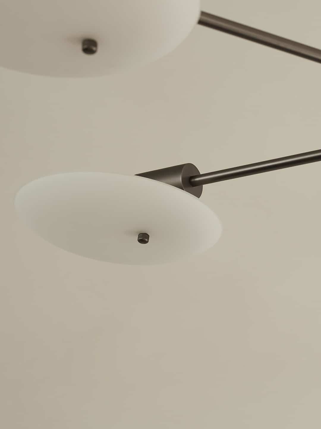 Черно-белая люстра в стиле лофт для монохромного интерьера 101Copenhagen Papillion