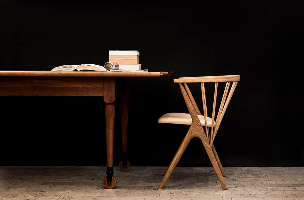 Sibast Furniture - стол и стул из дерева на черном фоне