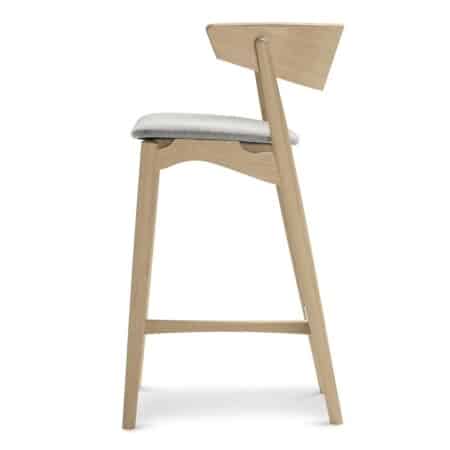 полубарный стул Sibast №7 в стиле лофт мыльный дуб/светло-серая шерсть на белом фоне