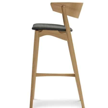 Барный стул Sibast №7 в стиле лофт дуб, покрытый лаком с белым пигментом/темно-серая шерсть на белом фоне