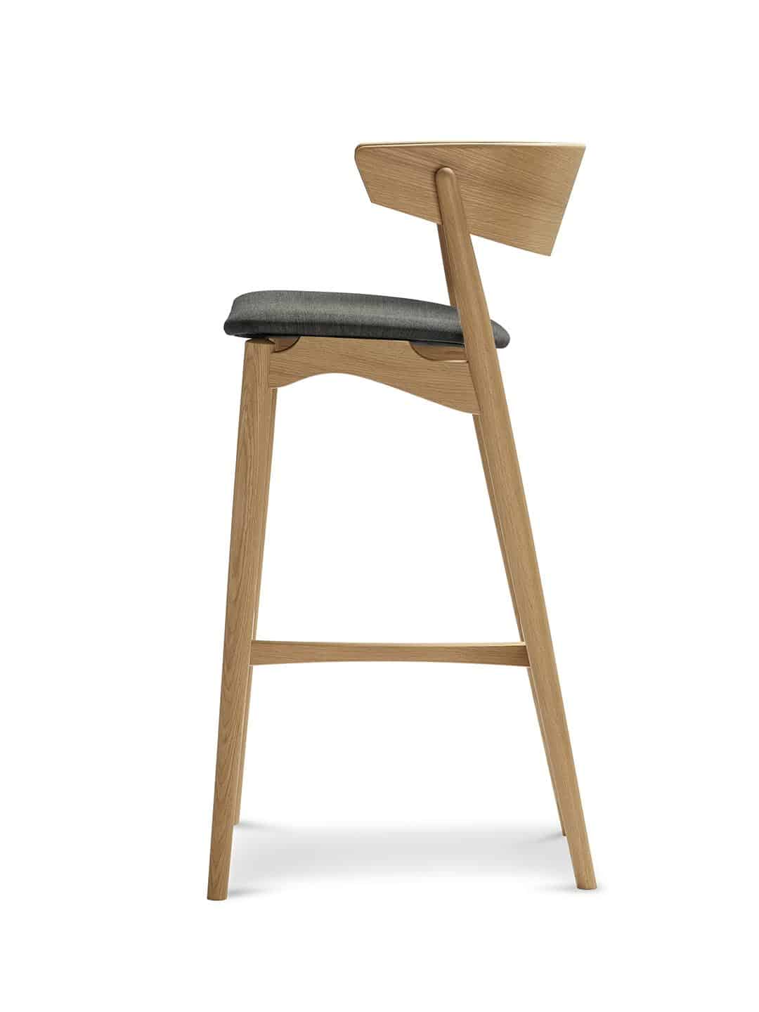 Барный стул Sibast №7 в стиле лофт дуб, покрытый лаком с белым пигментом/темно-серая шерсть на белом фоне