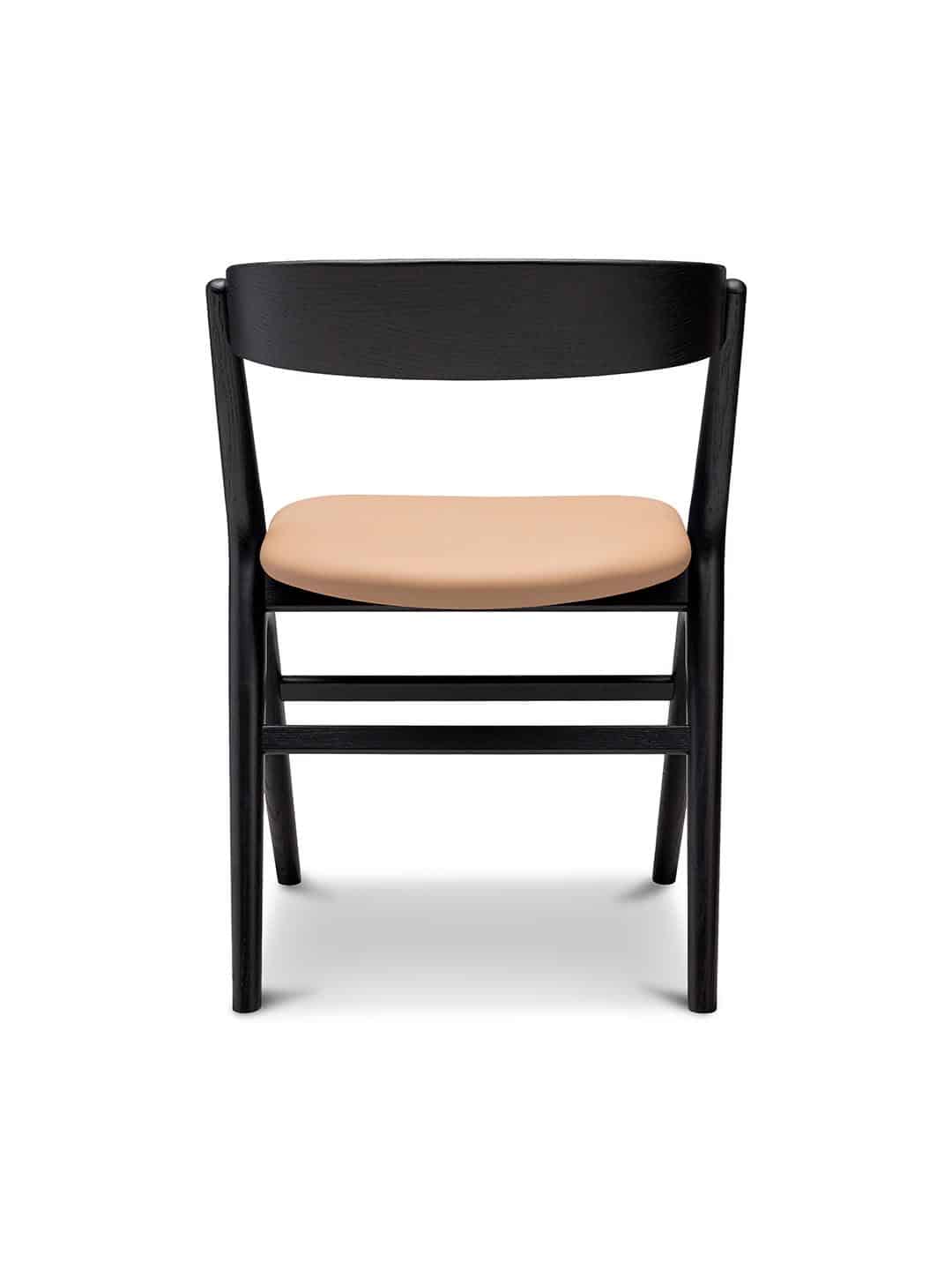 Обеденный стул Sibast №9 дуб, покрытый черным лаком/кожа spectrum honey в стиле лофт на белом фоне