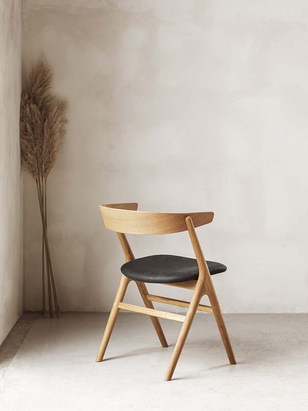 Дизайнерский обеденный стул Sibast №9 в светлом интерьере