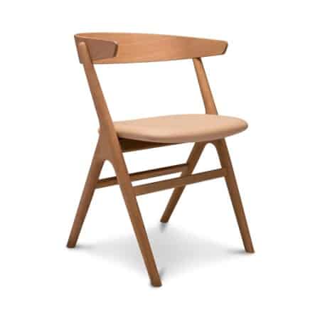 Обеденный стул Sibast №9 дуб, покрытый натуральным маслом/кожа spectrum honey в стиле лофт на белом фоне