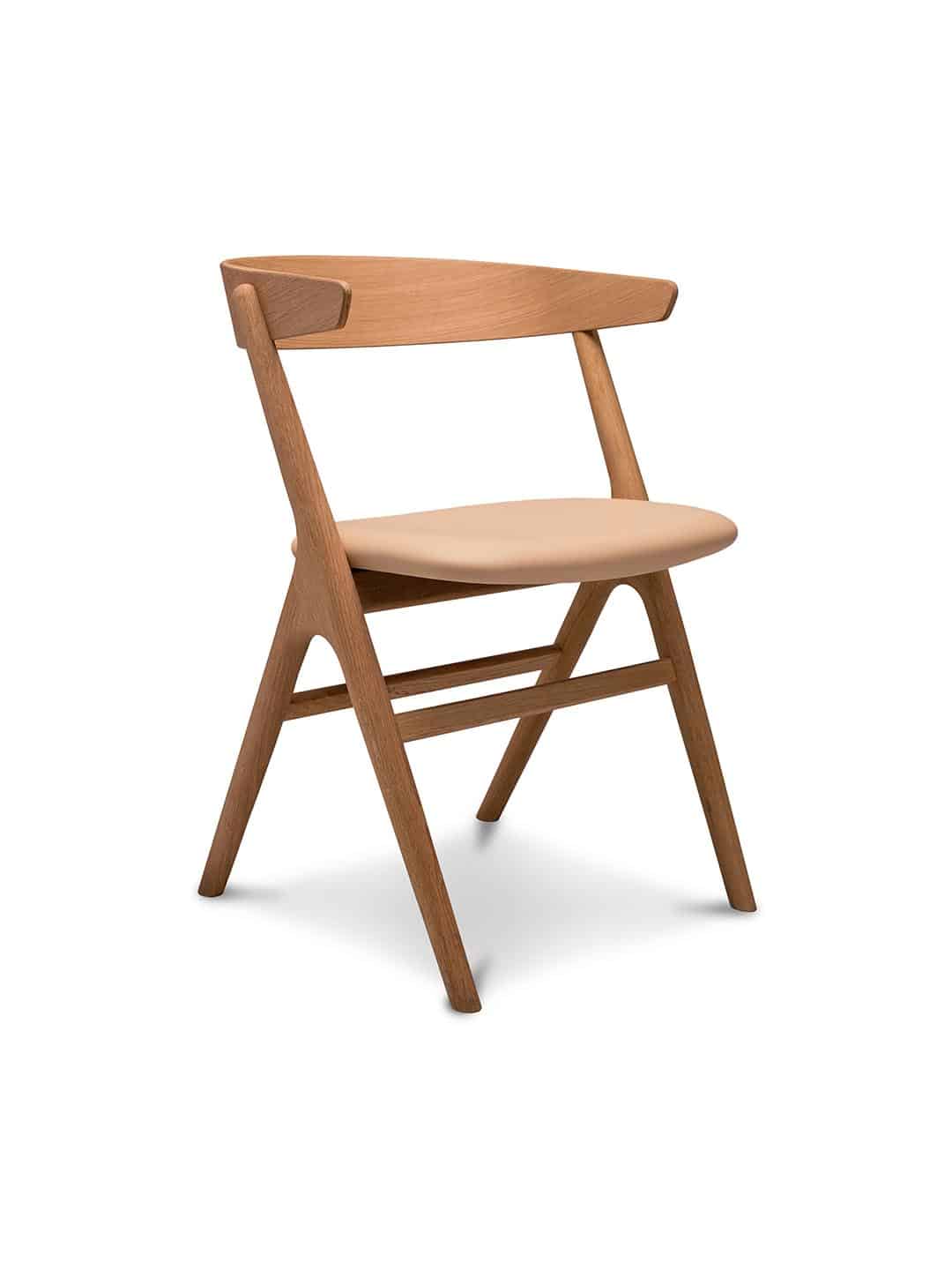 Обеденный стул Sibast №9 дуб, покрытый натуральным маслом/кожа spectrum honey в стиле лофт на белом фоне