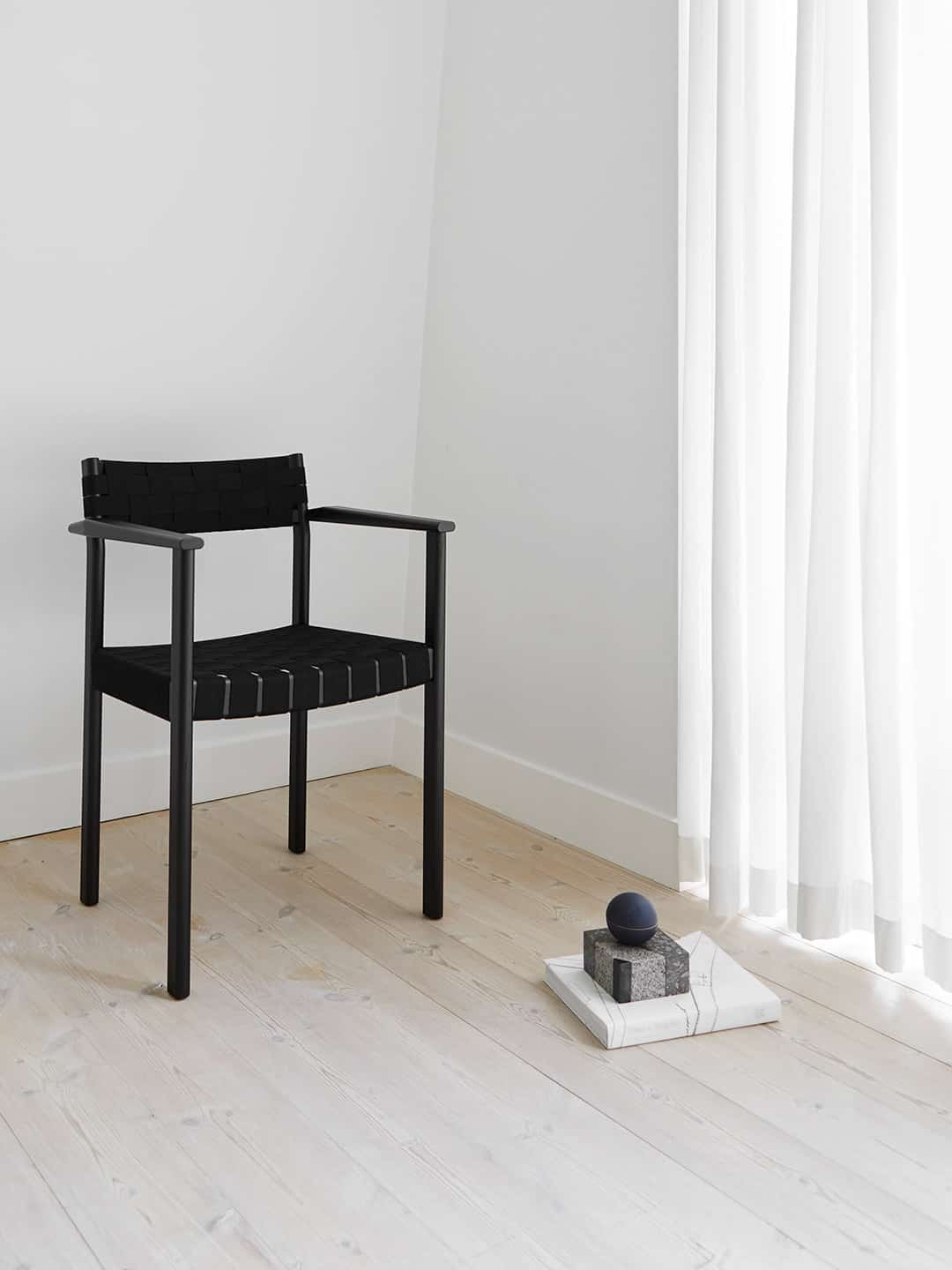 Черное дизайнерское кресло Form&Refine Motif