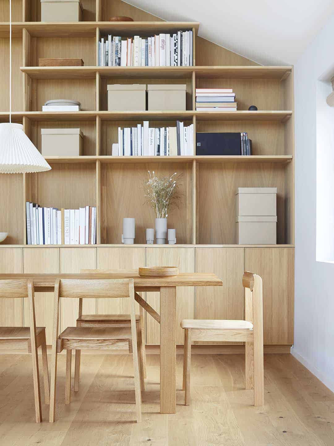 Скандинавское кресло Form and Refine Blueprint в светлом интерьере