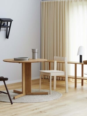 Кресло Form and Refine Blueprint из ясеня в светлом интерьере гостиной