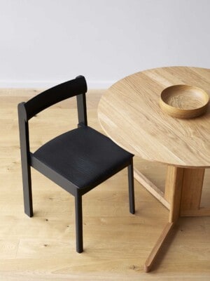 Кресло Form and Refine Blueprint в скандинавском стиле в светлом интерьере