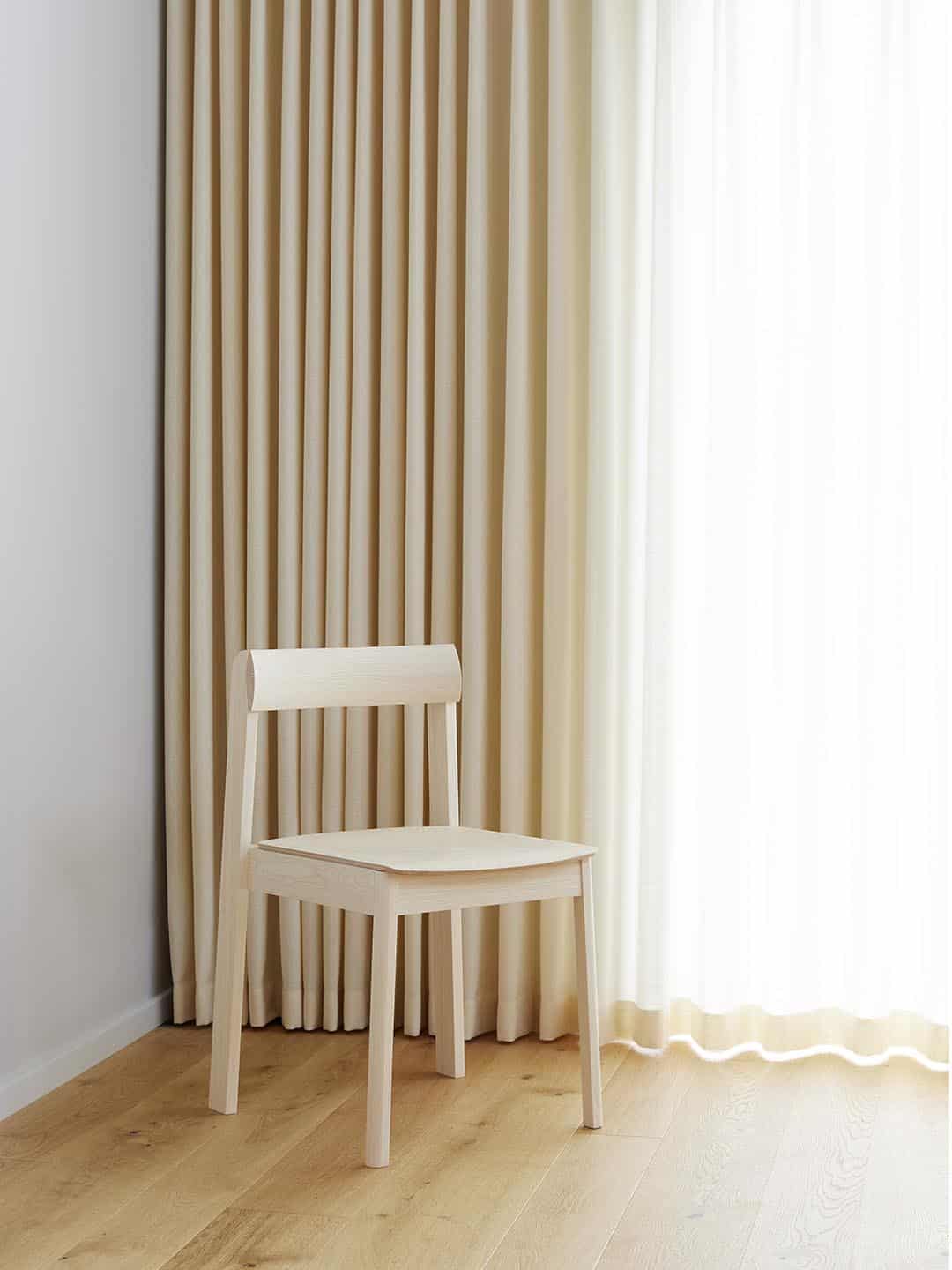 Скандинавское кресло Form and Refine Blueprint в светлом интерьере