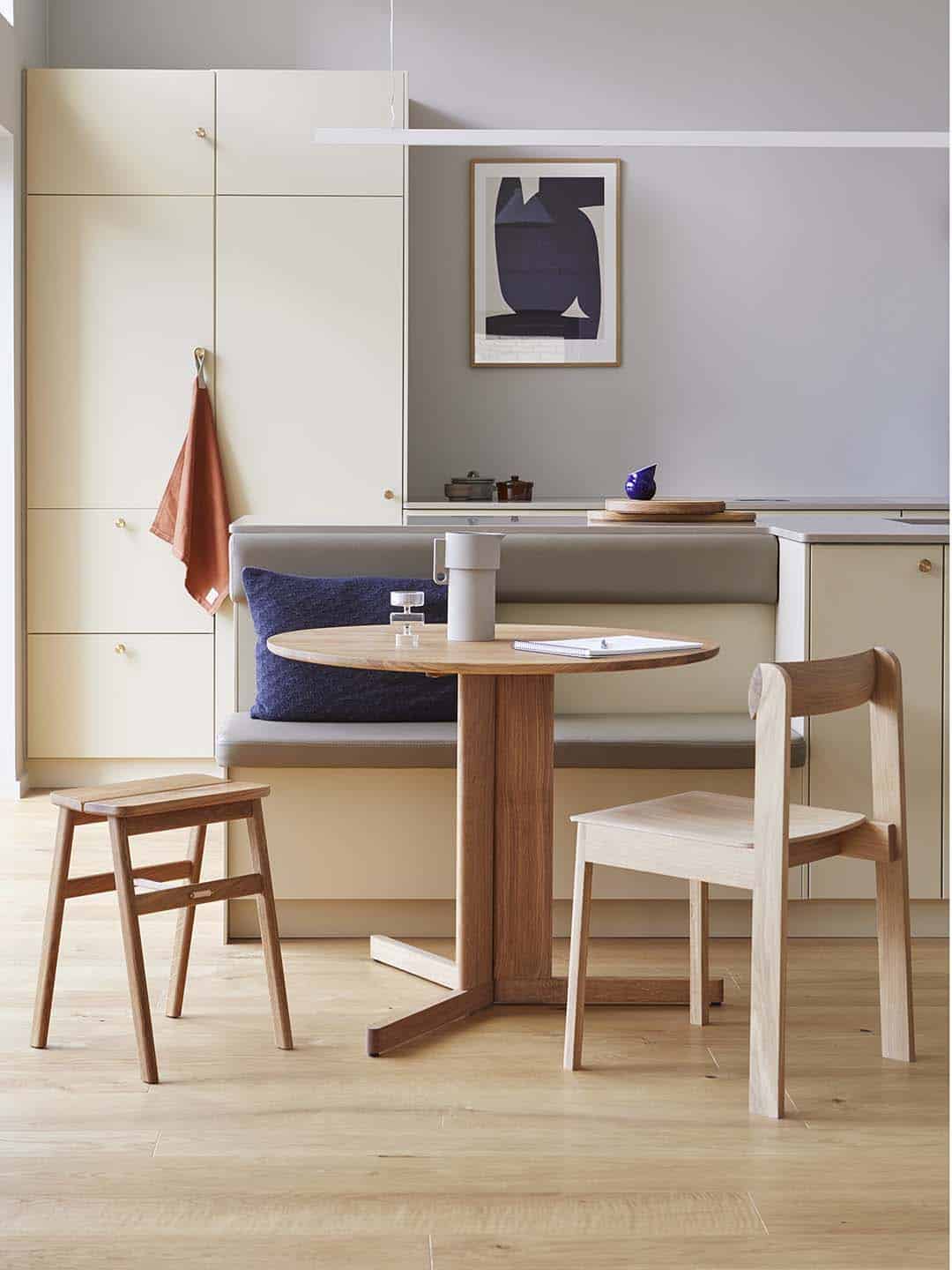 Обеденное кресло Form and Refine Blueprint в светлом интерьере кухни