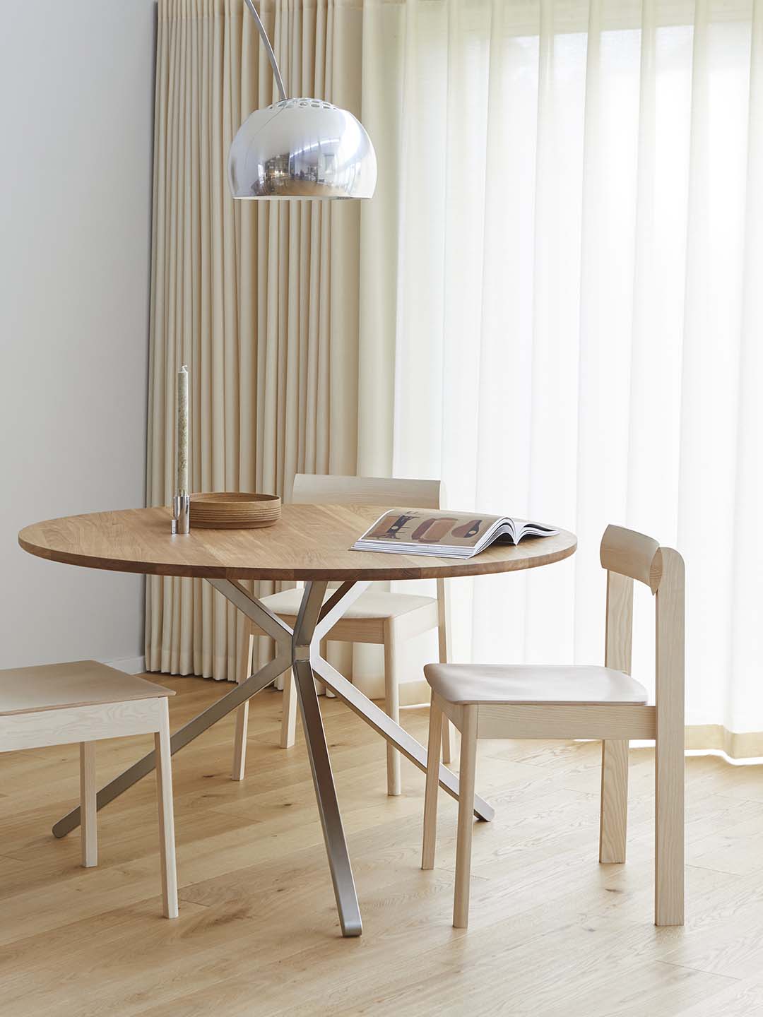 Круглый стол Form and Refine Frisbee в скандинавском стиле в светлом интерьере