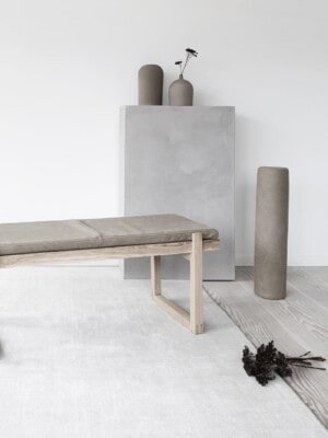 Дизайнерская скамья и декоративная подушка Kristina Dam Minimal Daybed в сером интерьере