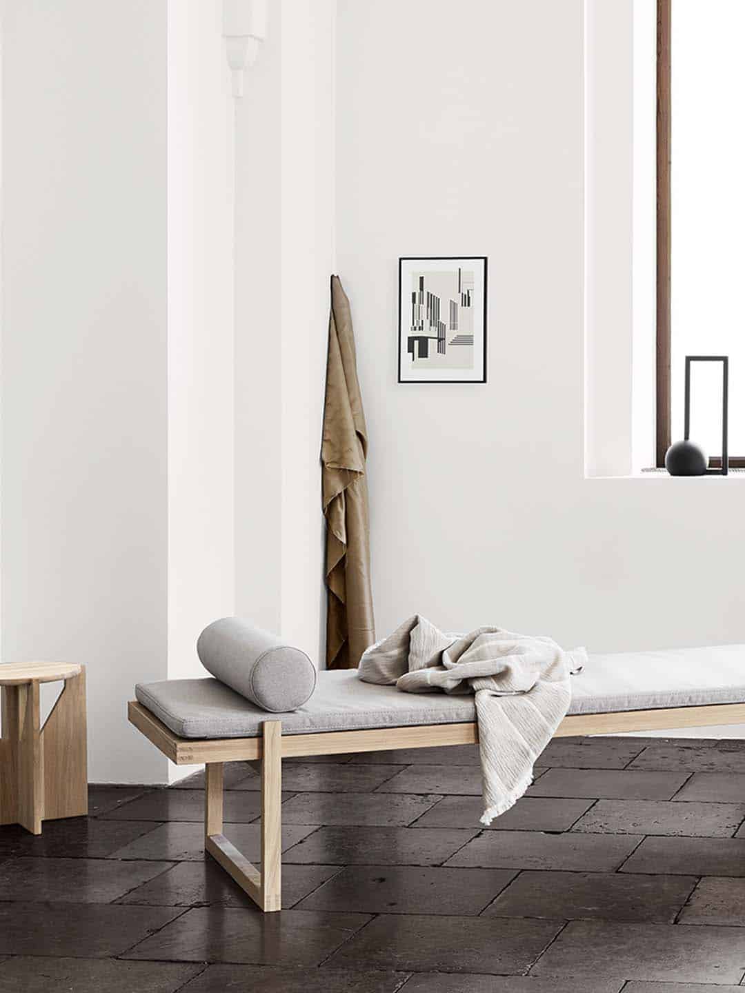 Скамья и декоративная подушка Kristina Dam Minimal Daybed в скандинавском стиле в светлом интерьере