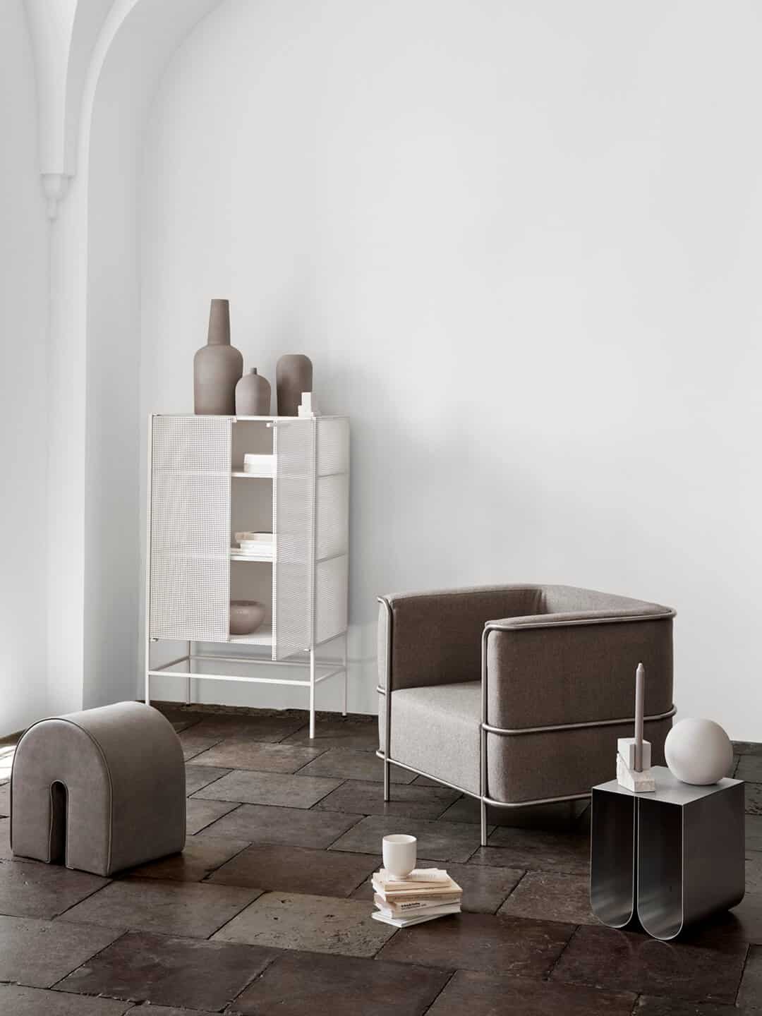 Элегантное кресло для отдыха Kristina Dam Modernist в светлом интерьере