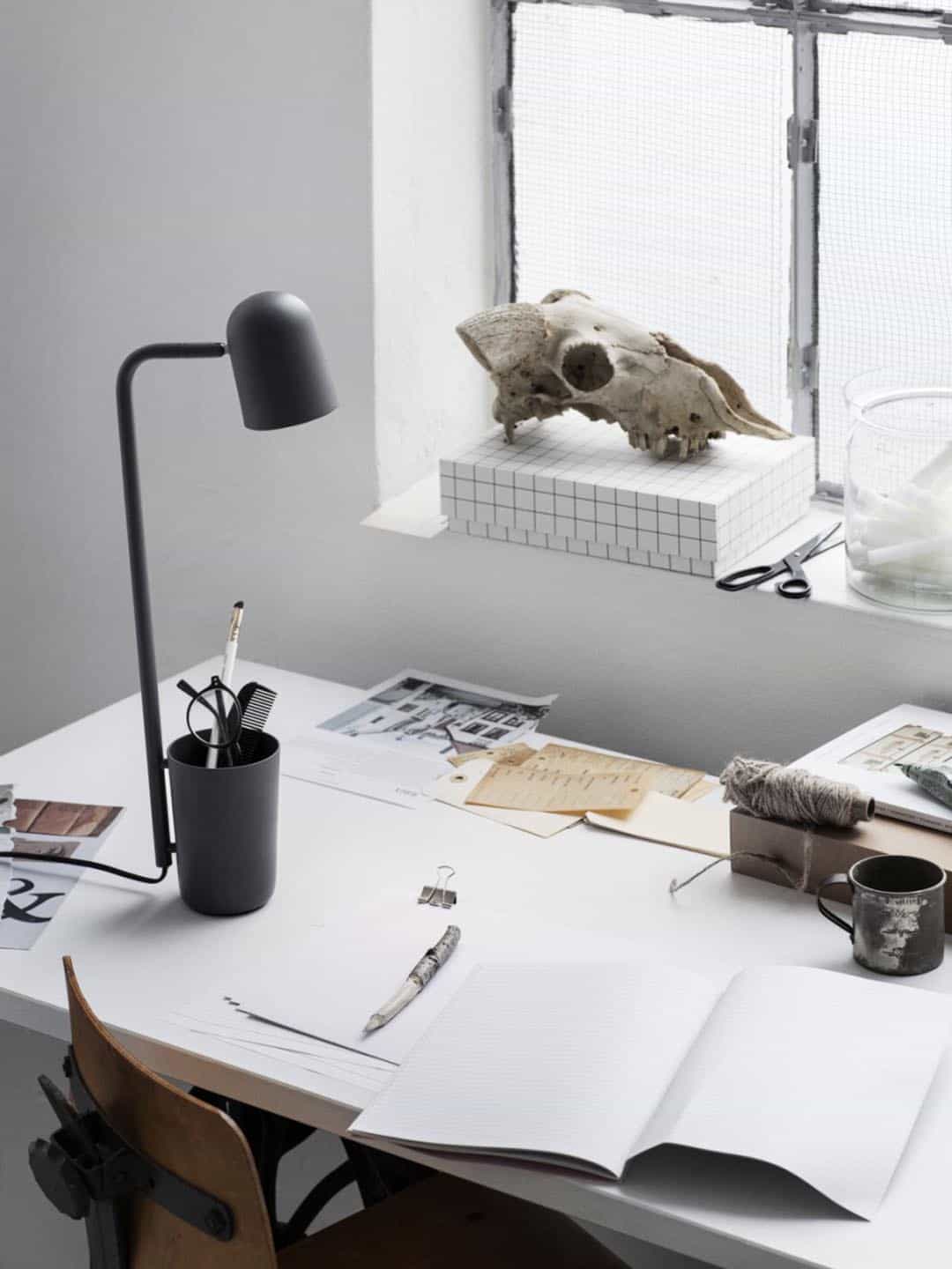 Настольная лампа Northern Buddy в скандинавском стиле на рабочем столе
