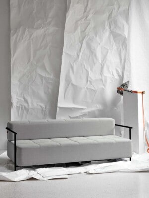Дизайнерский диван Northern Daybe с подлокотниками в светлом помещении
