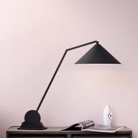 Дизайнерская настольная лампа Northern Gear в светлом интерьере