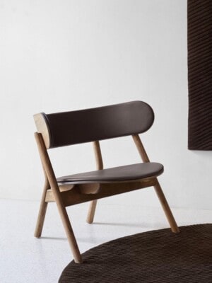 Классическое кресло для отдыха Northern Oaki с кожаным сиденьем в светлом интерьере