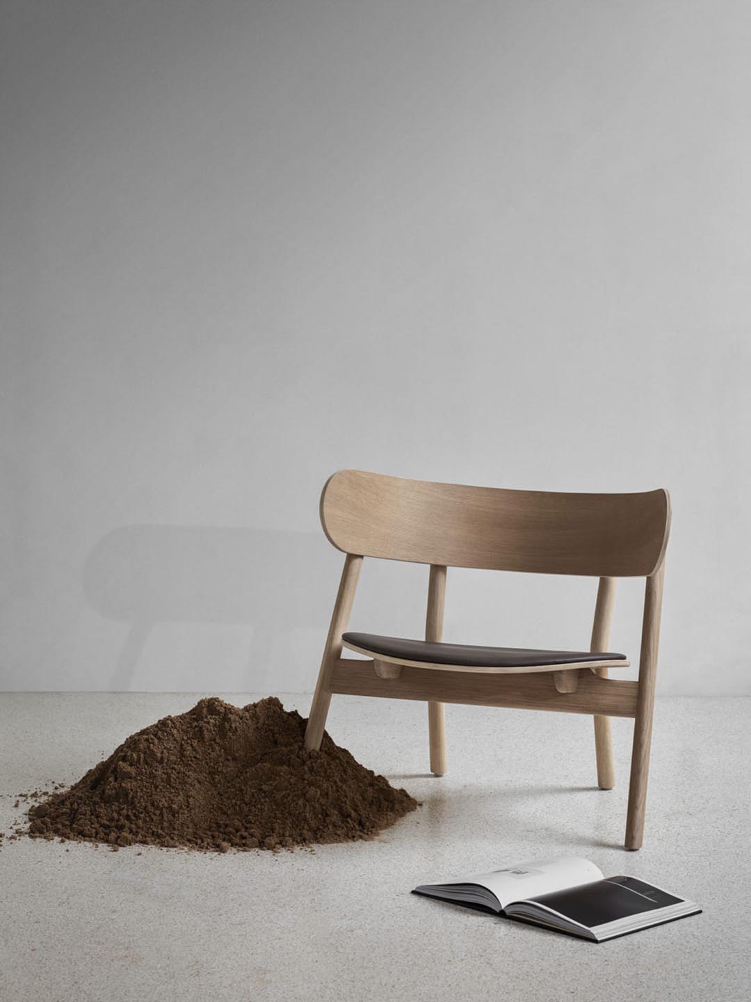 Кресло для отдыха Northern Oaki с кожаным сиденьем в скандинавском стиле в светлом помещении