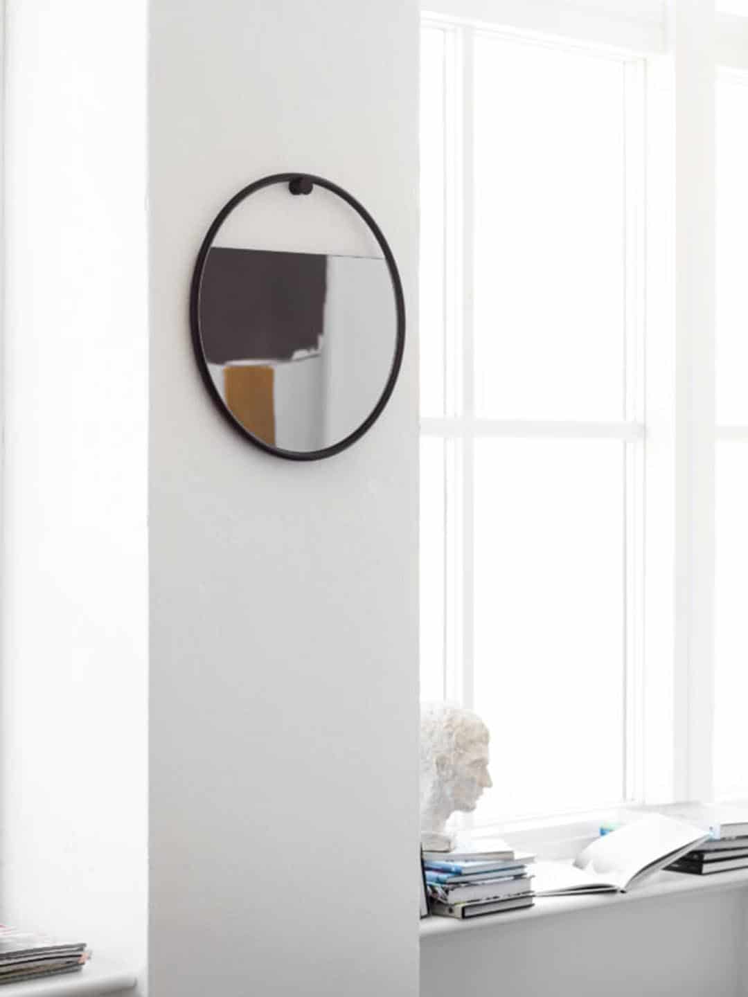 Элитное круглое настенное зеркало Northern Peek в белом помещении
