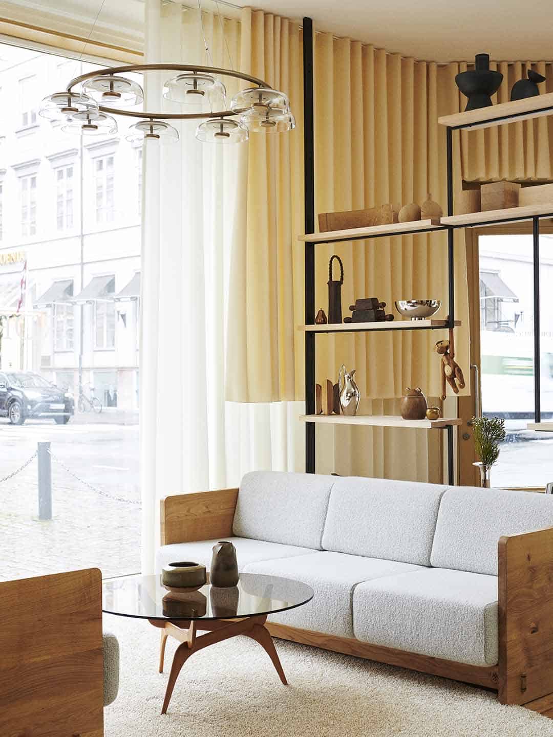 Журнальный стол Brdr. Kruger TRIIIO в скандинавском стиле в светлом интерьере гостиной