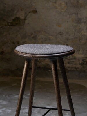 Практичный полубарный стул Mater High - ткань из натуральных материалов в стильном интерьере