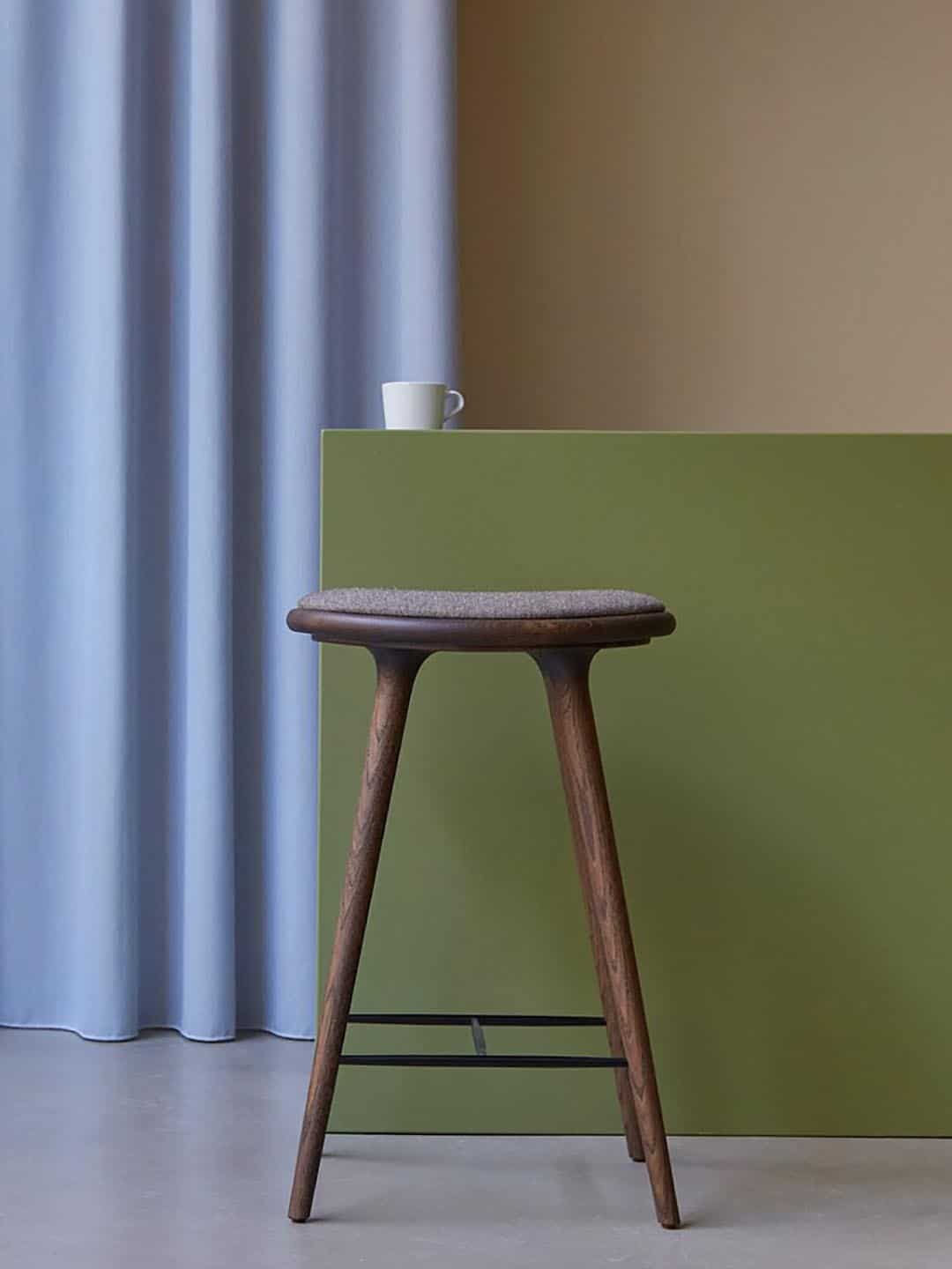 Оригинальный полубарный стул Mater High - ткань в современном интерьере